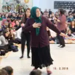 Kadinlar Londra Cemevi'nde bir cem sirasinda semah donuyor.