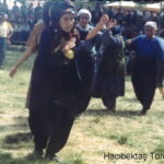Yasli kadinlar Haci Bektas Veli anma senlikleri sirasinda semah donuyor.