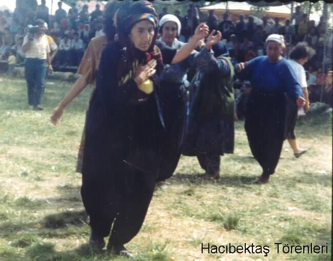 Yasli kadinlar Haci Bektas Veli anma senlikleri sirasinda semah donuyor.