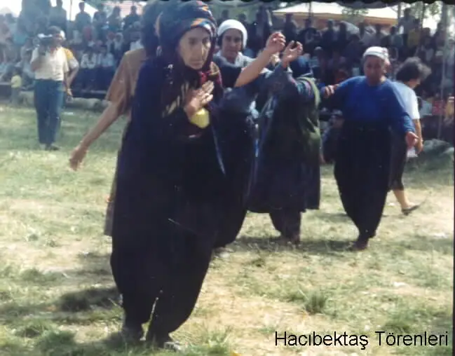 Yasli kadinlar Haci Bektas Veli anma senlikleri sirasinda semah donuyor.