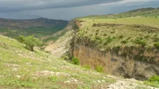 Hofmann1 Kayışoğlu Cliff: site of two massacres (1915, 1938) near the village of Ergen (Irgan, Erğan; Author: Annika Törne, 26/05/2012. Source: https://journals.openedition.org/ejts/5099#tocto1n1)